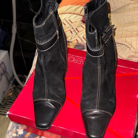 Elegant Black Ankle Boots with Buckle Detail - Picture 1 of 6